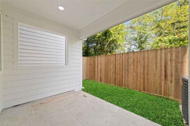 Building Photo - 810 Elkhart St