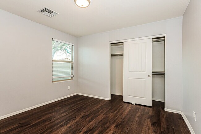 Building Photo - 8822 W Pioneer St