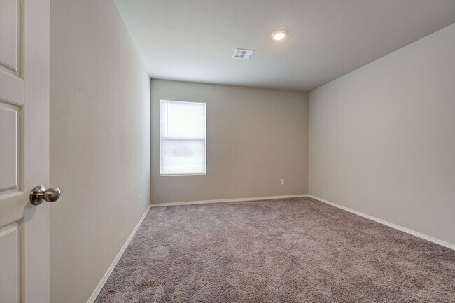 Building Photo - *** $250 MOVE-IN SPECIAL  *** Charming 4-Bed 2-Bath Home in Stillwater! *** $250 MOVE-IN SPECIAL ...