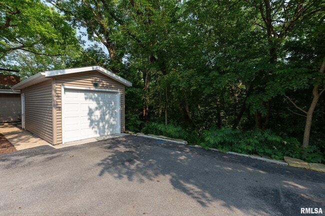 Building Photo - 4640 5th Ave