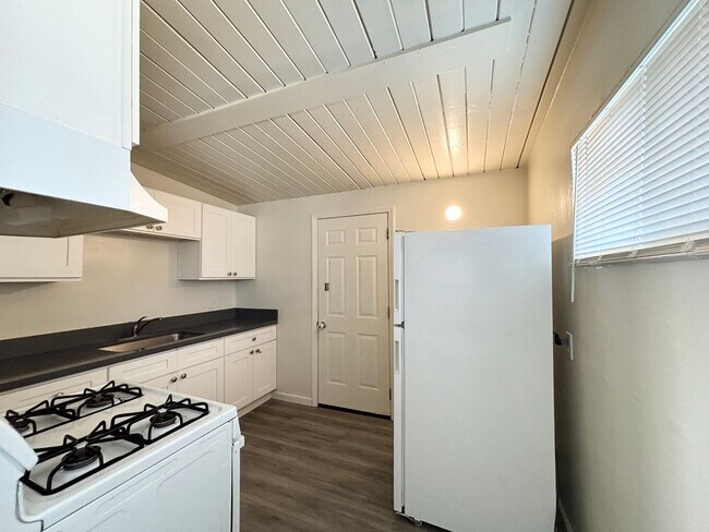 Building Photo - *718-720 Raven Street