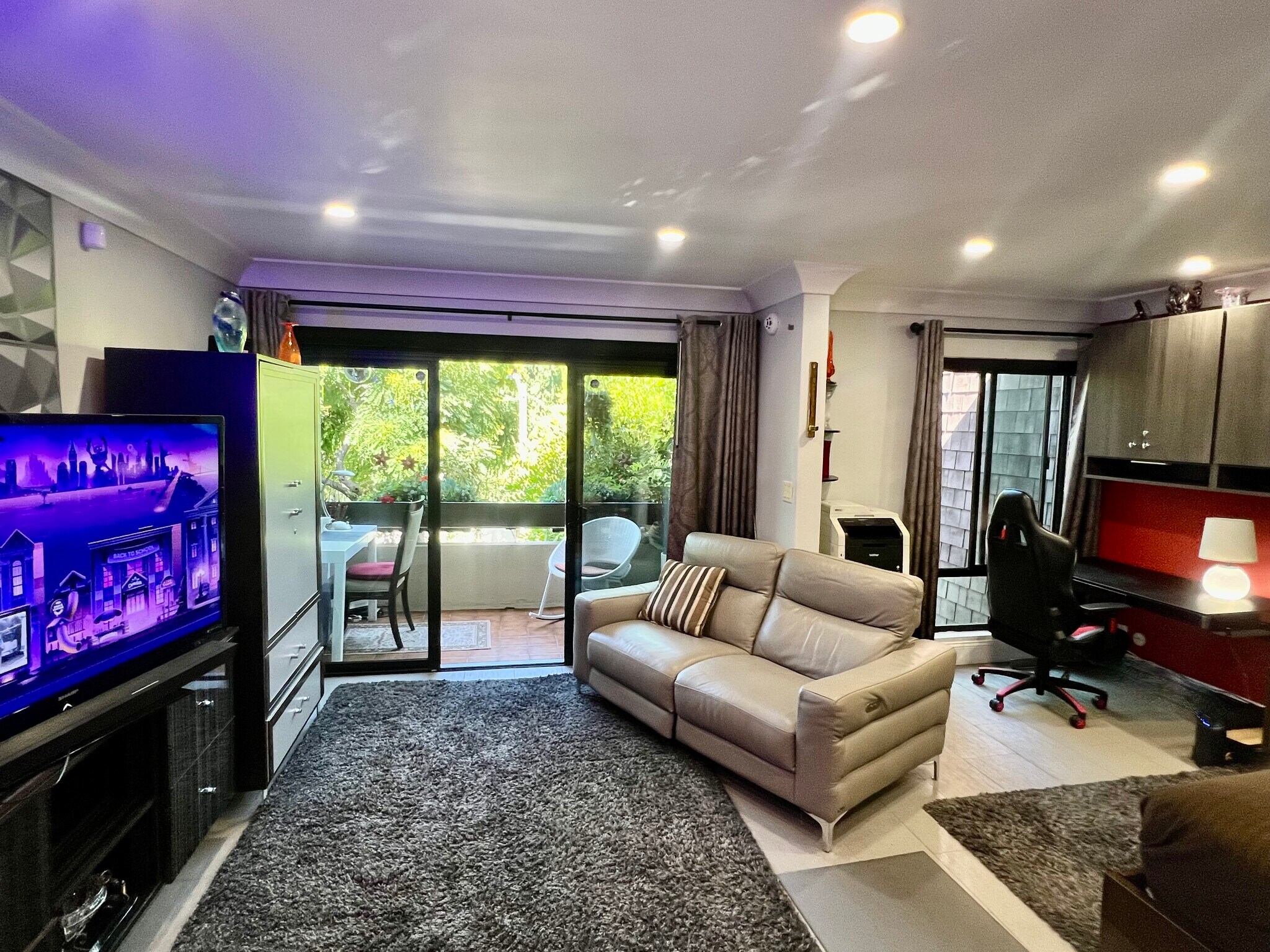 Building Photo - 950 N Kings Rd