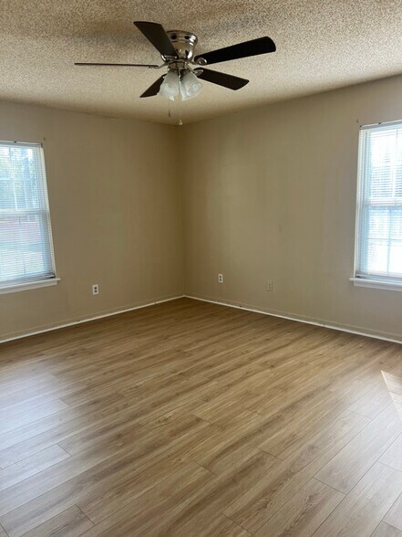 Building Photo - 743 Coventry Ln