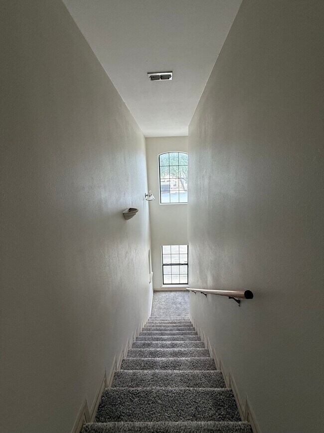 Building Photo - 1502 W Kiwi