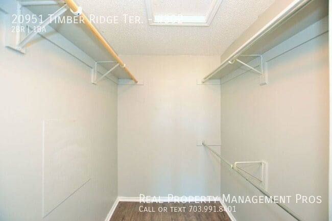 Building Photo - Updated 2 Bedroom Condo In Ashburn Farm Fo...