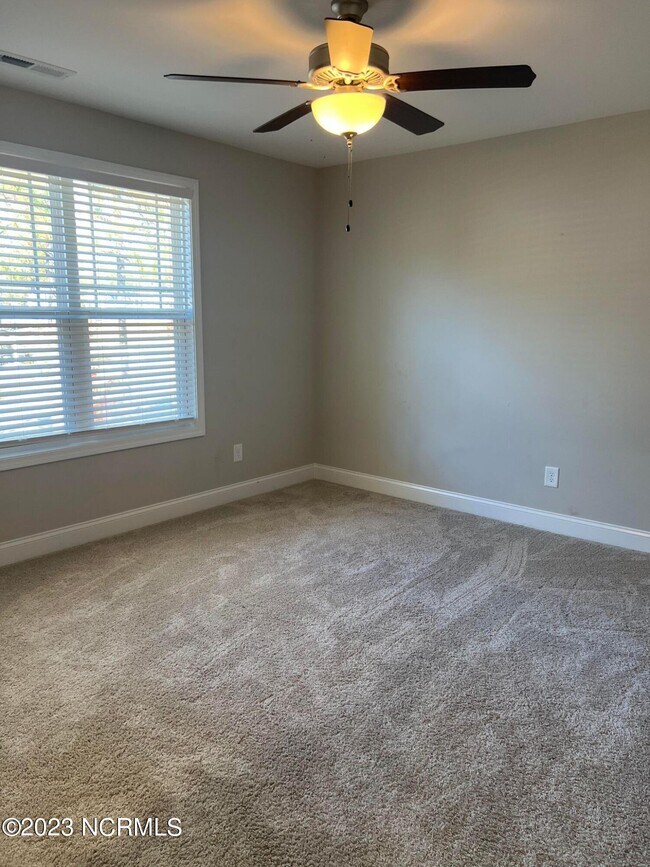Building Photo - 412 Palisades Dr