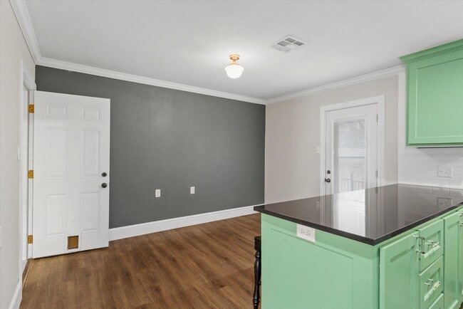 Building Photo - 3100 Colonial Ave