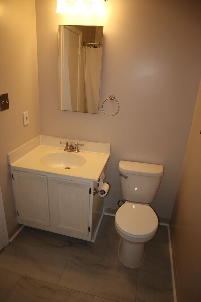 Building Photo - Charming Townhome Nestled in a Private Cul...