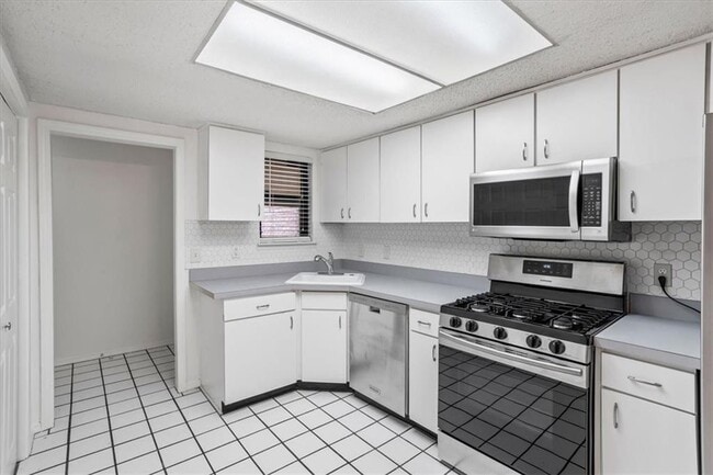 Building Photo - 2205 Surrey Ct
