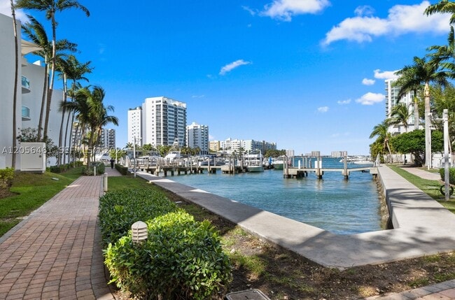 Building Photo - 7910 Harbor Island Dr