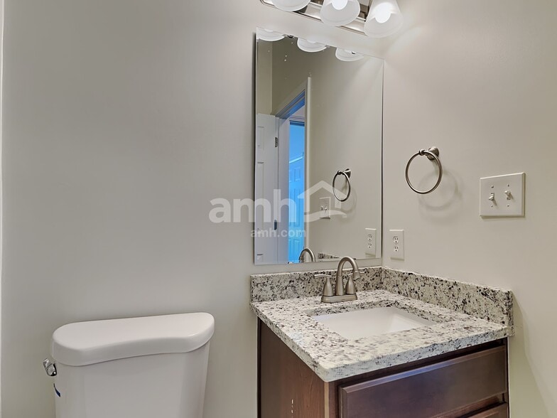 Building Photo - 877 Coralberry Ln