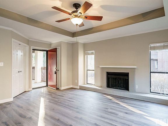 Living Room and Entrance - 622 New Kent Plz