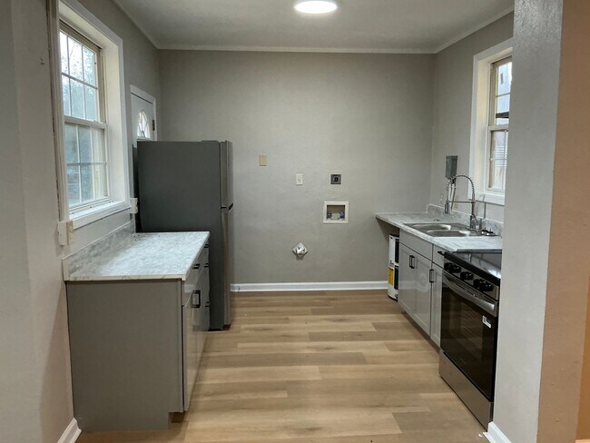 Building Photo - 1407 Pine St