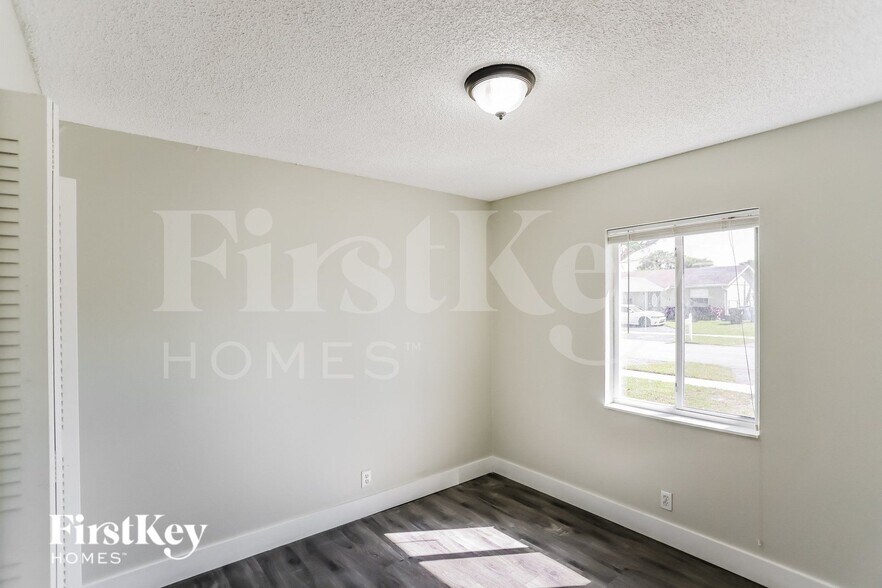 Building Photo - 7801 SW 6th Ct