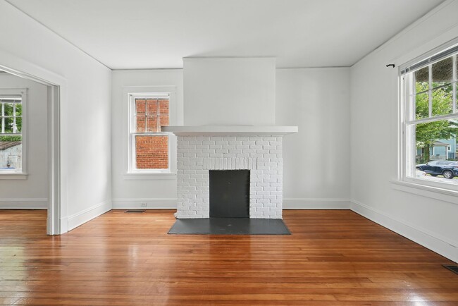 Building Photo - 4 Bedroom Highland Terrace Beauty