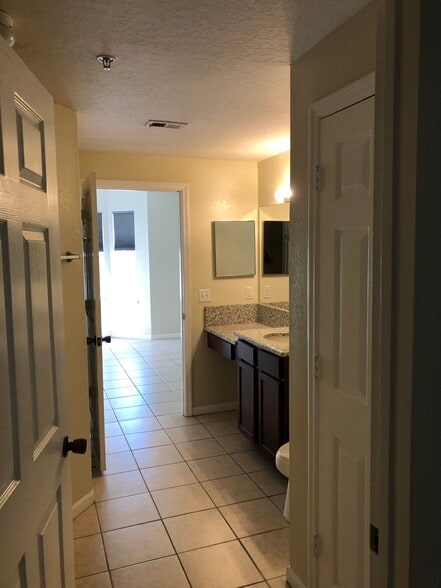 Building Photo - 2801 Chancellorsville Dr