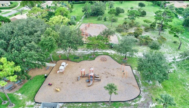 Building Photo - 17768 Maplewood Dr