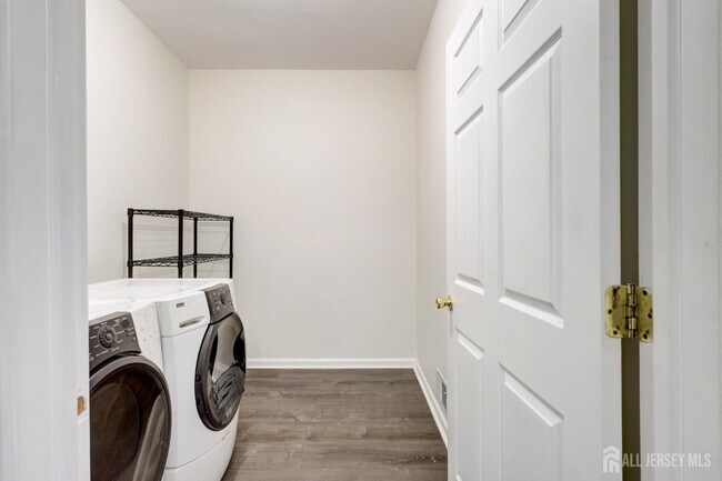 Building Photo - 100 Forest Dr