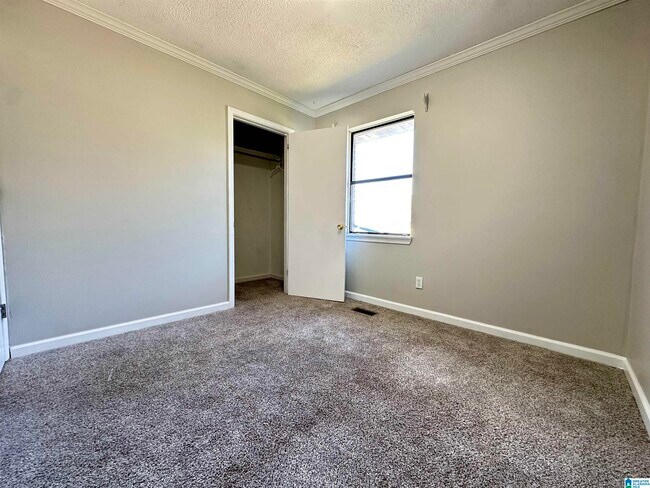 Building Photo - 2404 Hampstead Dr