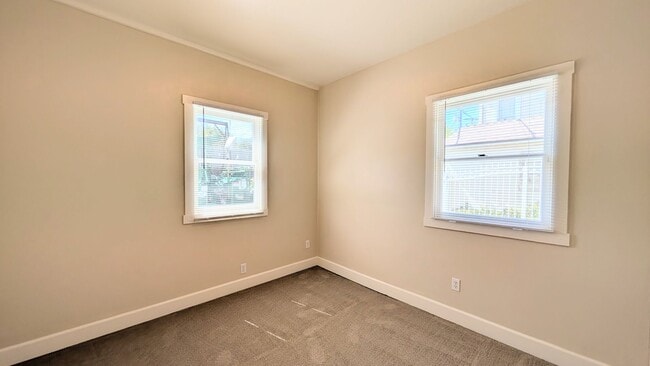 Building Photo - GREAT DOWNTOWN LOCATION!! GATED PARKING!