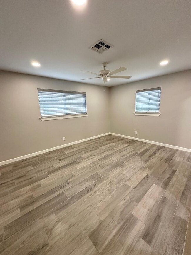 Building Photo - 3 Bed 2 Bath Ready To Rent ASAP!