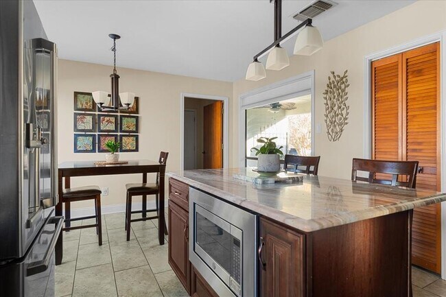 Building Photo - 737 Summerwood Dr