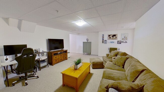 Building Photo - 206 Tamarack Ln