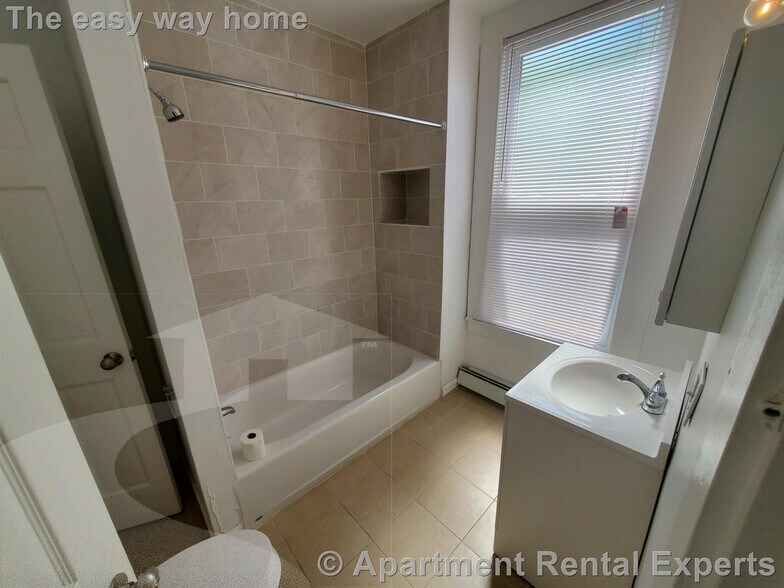 Building Photo - 223 Broadway