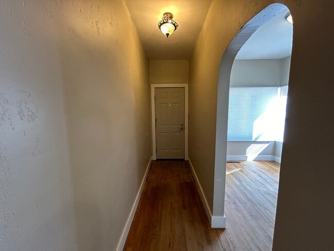 Building Photo - 3 Bedroom 1 Bath Large House with Garage & Many Amenities