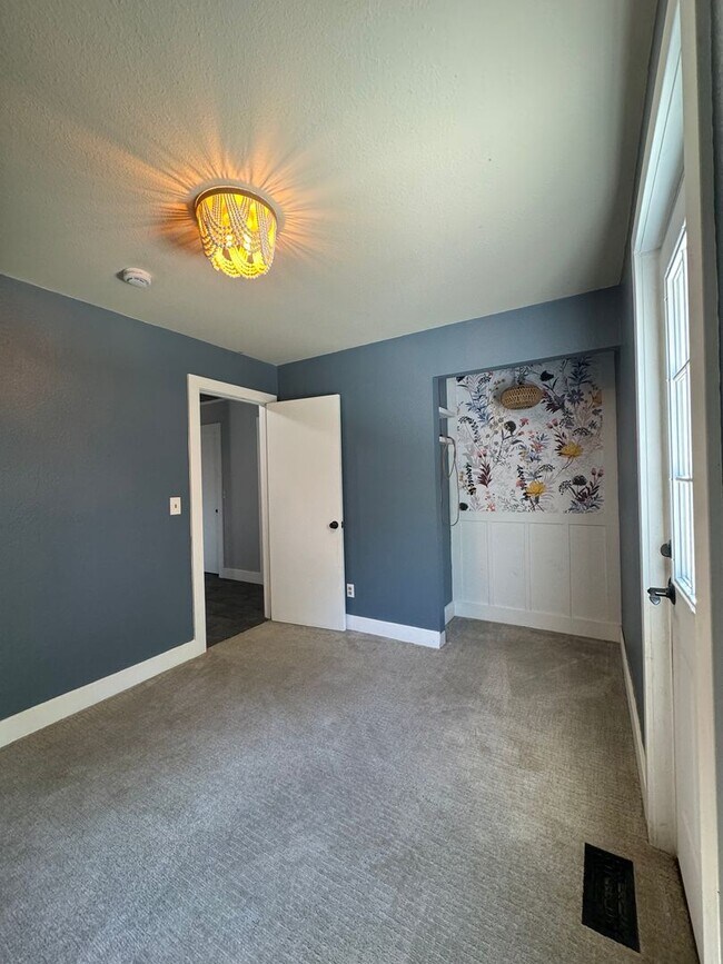 Building Photo - Cute 3 bedroom/ 1.5 bath Ranch Style House with 2 car attached garage in Windsor, CO