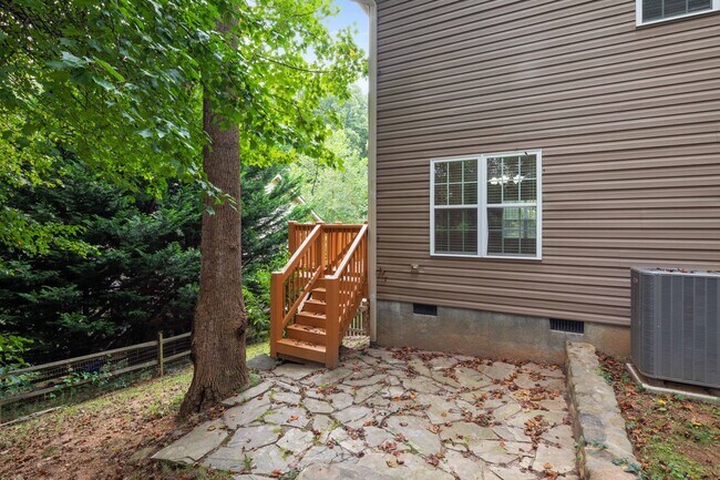 Building Photo - 3 Bedroom 1.5 bath house close to West Ash...