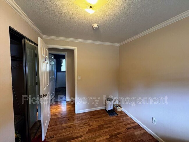 Building Photo - 2270 Madrona Dr SE