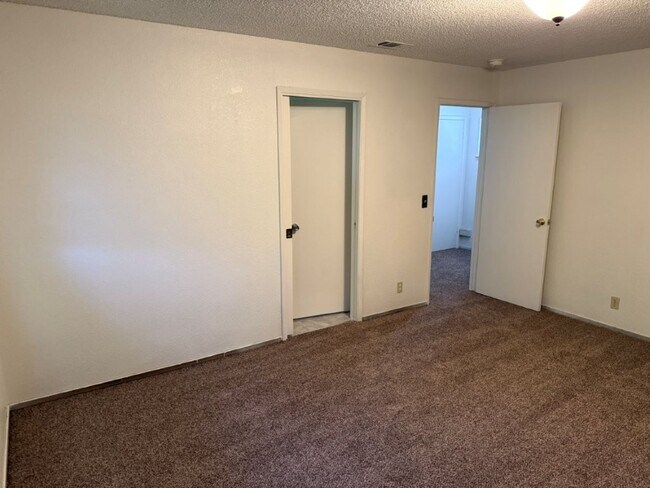 Building Photo - 990/992 JUSTIN DUPLEX