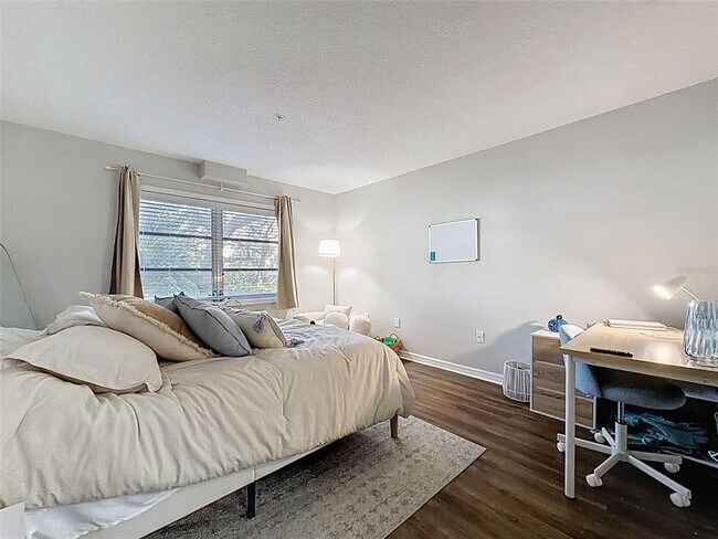 Building Photo - 406 S Cedar Ave