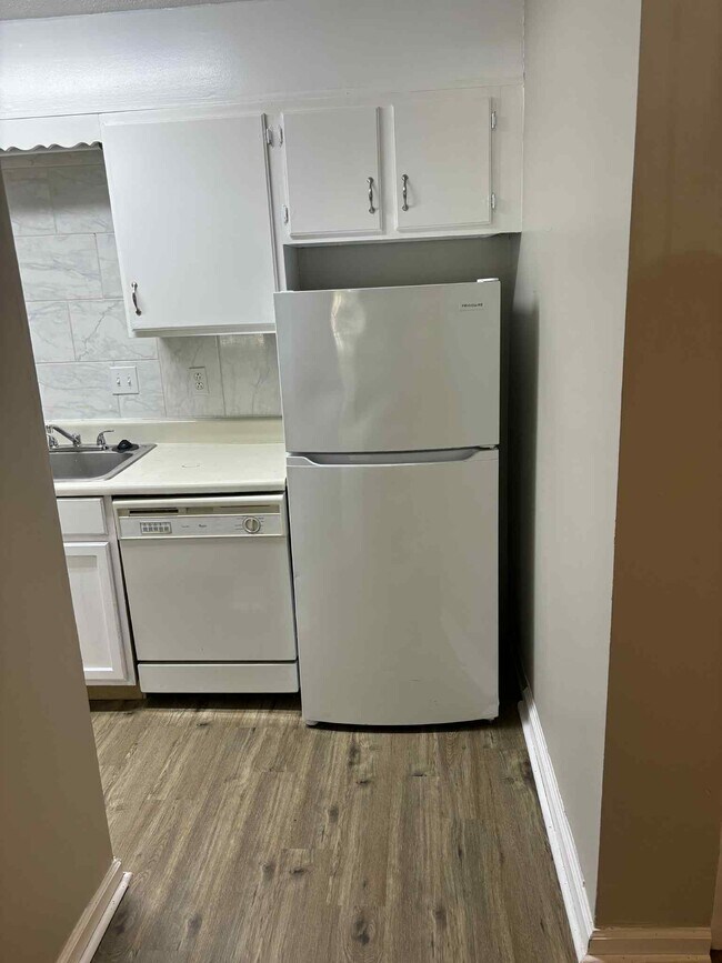 Building Photo - 405 Skyview Dr