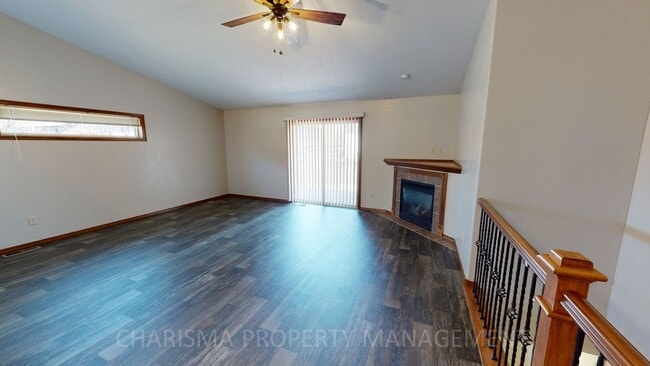 Building Photo - BEAUTIFUL 3 BD, 2 BA TOWNHOME WITH A FULLY EQUIPED KITCHEN, VAULTED CEILINGS, FIREPLACE, ATTACHED...