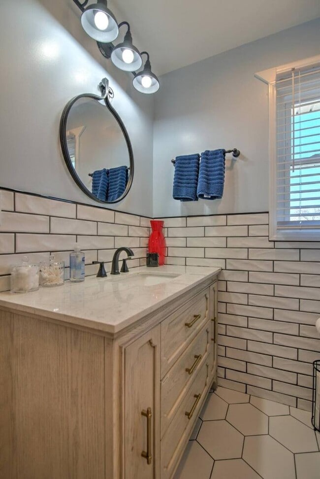 Building Photo - 201 Springdale Rd