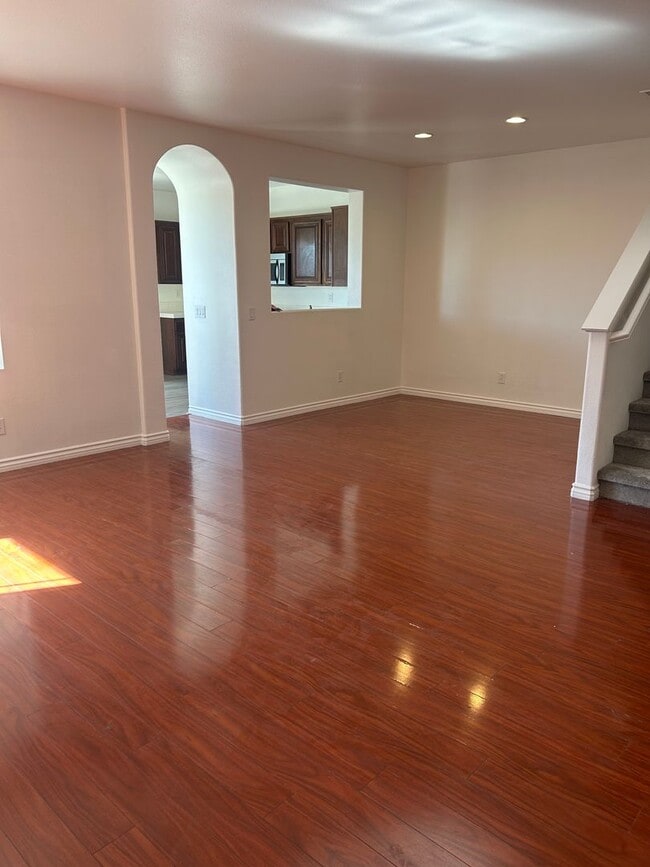 Building Photo - 4BR/2.5BA Townhouse with a view