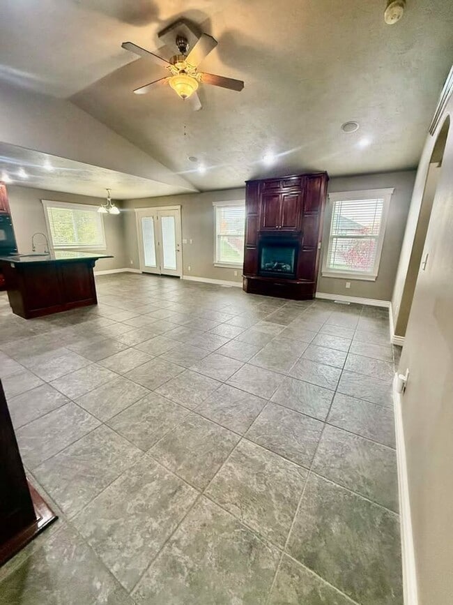 Building Photo - Large beautiful home