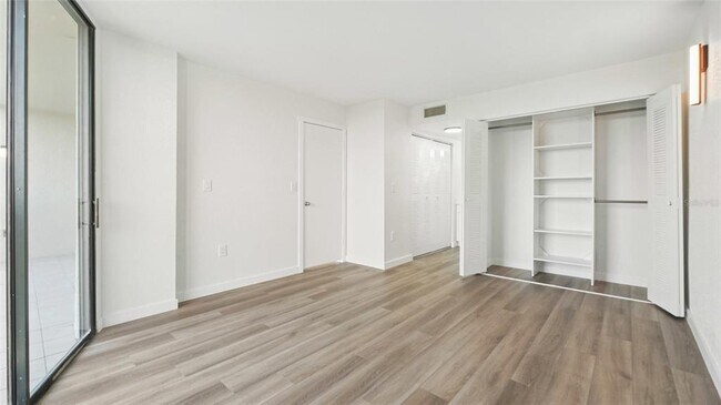 Building Photo - 900 Cove Cay Dr