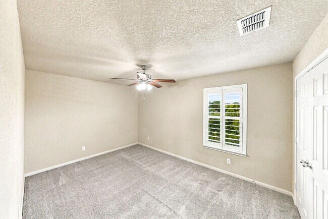 Building Photo - VIEWS VIEWS VIEWS! Ask about our rent incentives and Book your self guided tour today!