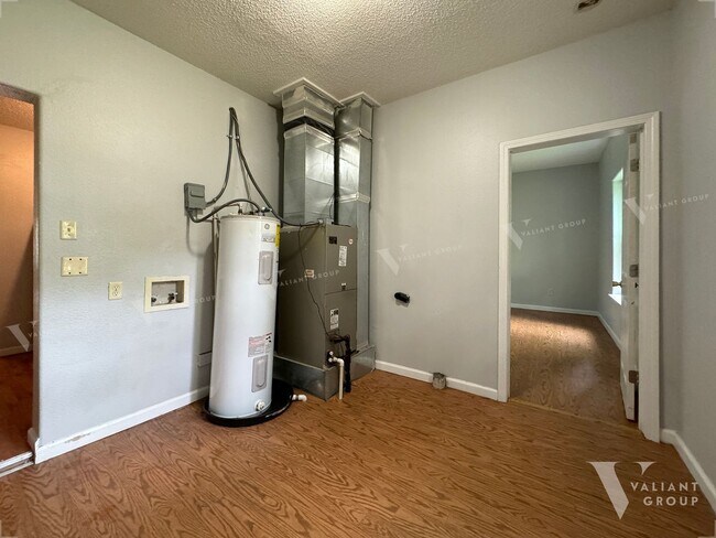 Building Photo - Cozy 3-Bedroom 1-Bathroom in Woodland Heig...