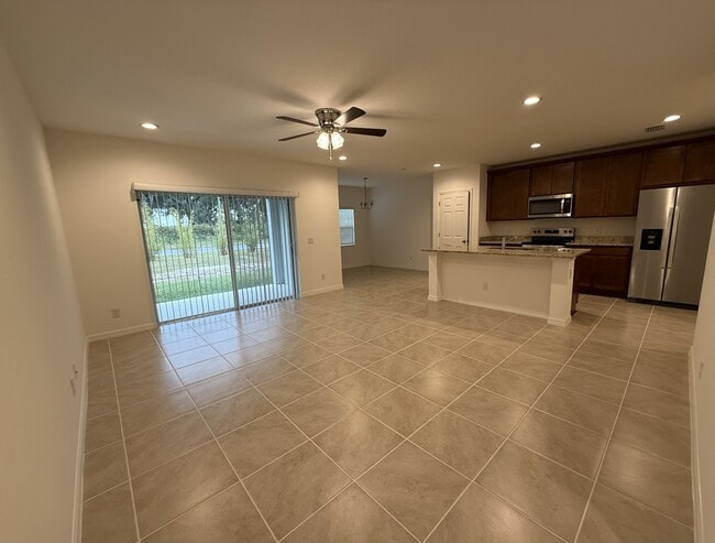 Building Photo - 215 Glass Onion Dr