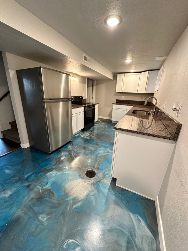 Building Photo - 613 Killarney Dr