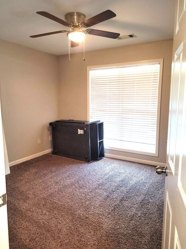 Building Photo - 3 bedroom/ 2 Bath.... Move In Ready!!!!