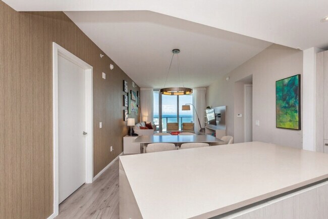 Building Photo - 4011 S Ocean Dr