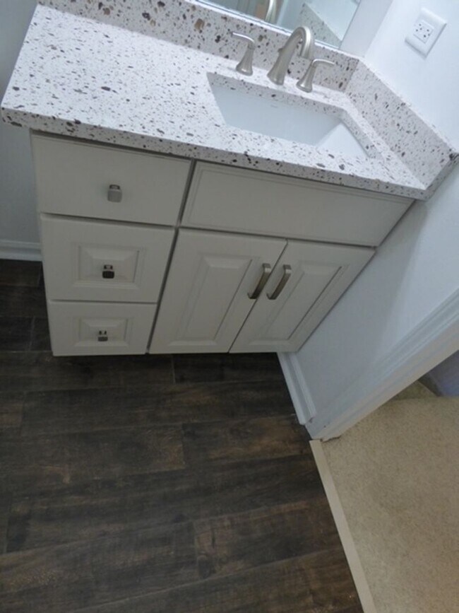 Building Photo - Beautiful 2 bd 1 1/2 ba as soon as July 1 move-in. Great Vernon Hills location!