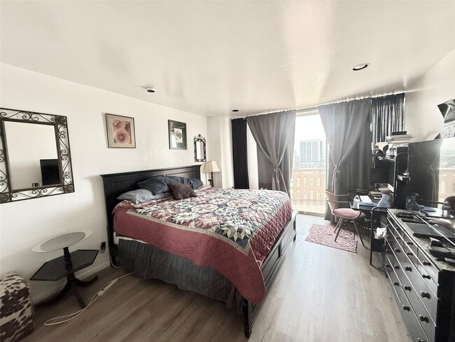 Building Photo - 2016 Main St