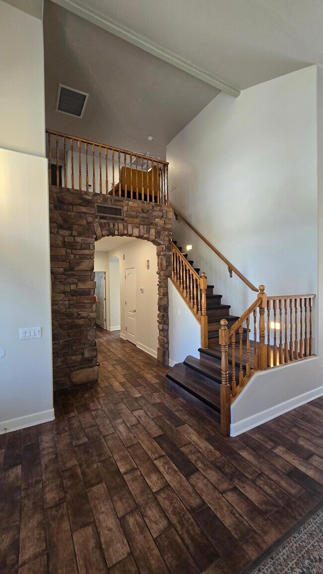 Building Photo - 8213 W Quail Ave