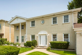 Building Photo - 1301 N Northwest Hwy